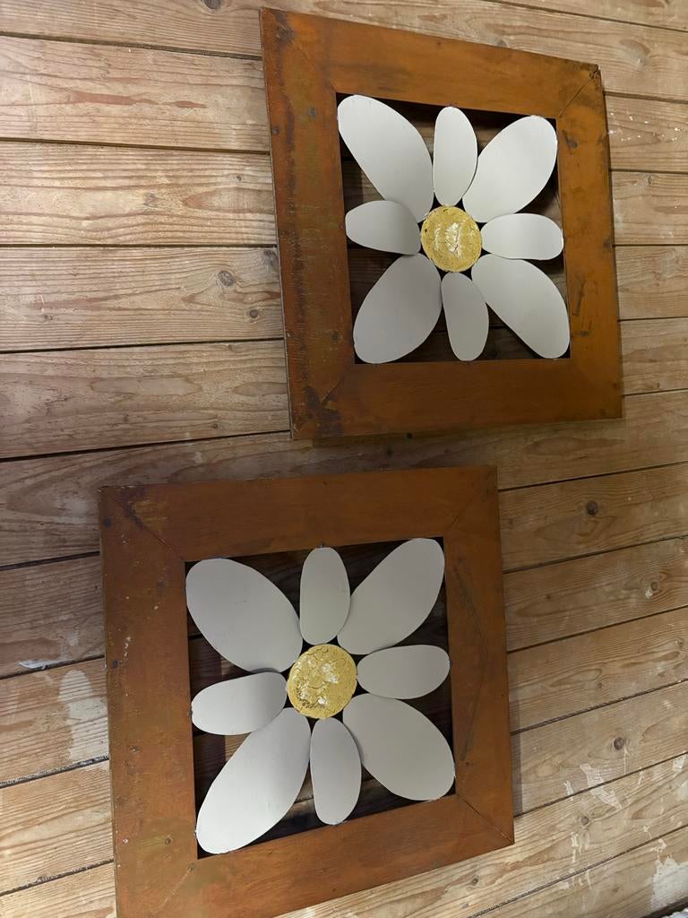 2 metalen schilderijen met beige bloem, Ophalen of Verzenden, Gebruikt, Schilderij, Minder dan 50 cm