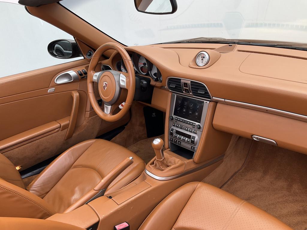 Porsche 911 Cabrio 3.8 355pk Carrera 4S H6 Cruise Carplay Vo, Auto's, Gebruikt, Leder, Handgeschakeld, Vierwielaandrijving