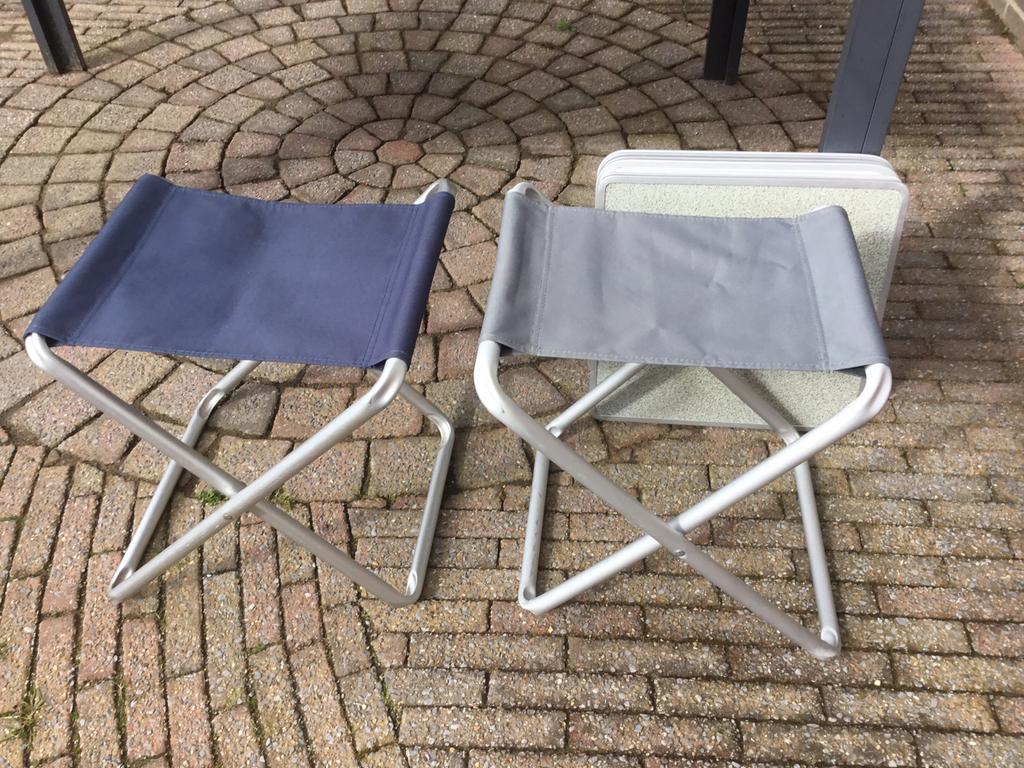 2 camping stoeltjes met los tafelblad z.g.a.n., Caravans en Kamperen, Ophalen of Verzenden, Zo goed als nieuw, Campingstoel