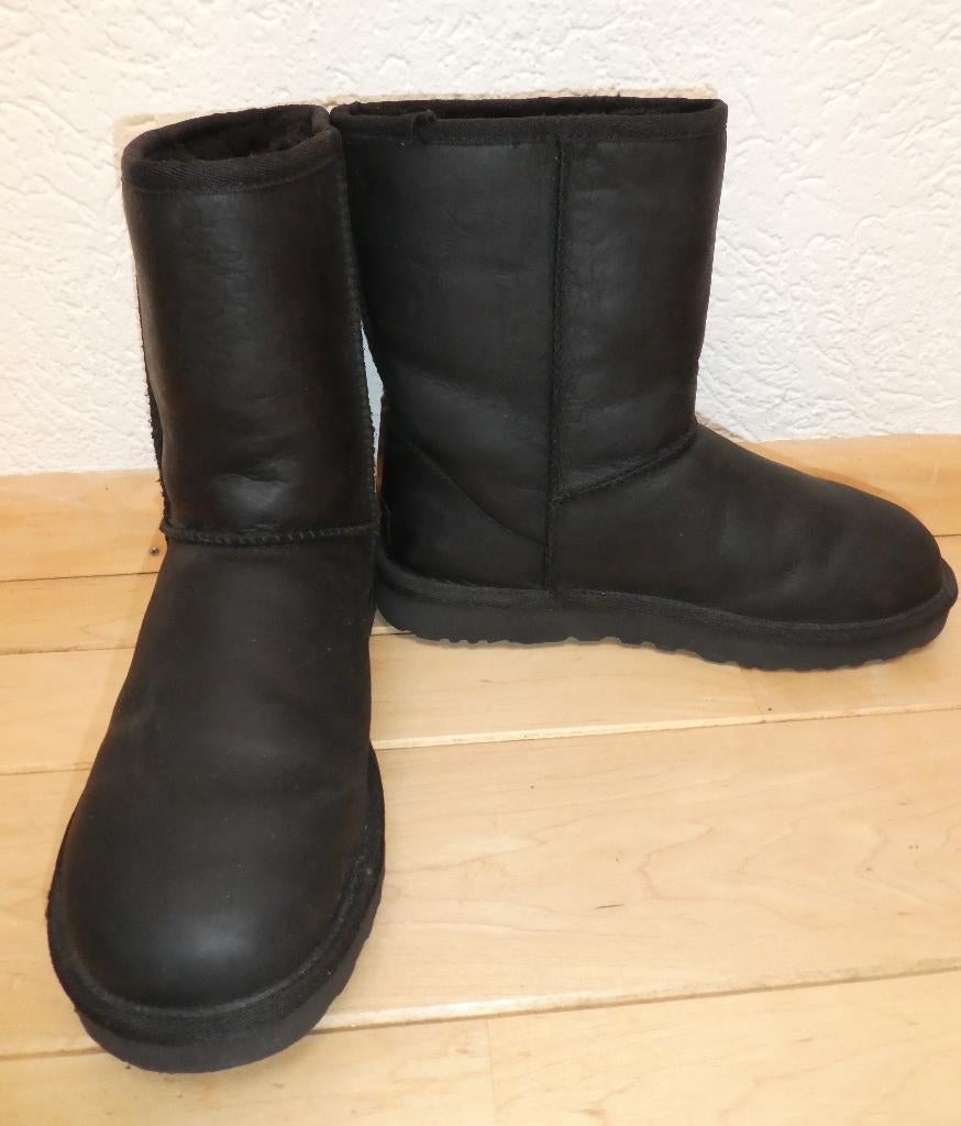 UGG vachtlaarzen zwart maat 39 Classic Short Leather ZGAN, UGG, Verzenden, Zwart, Lage of Enkellaarzen
