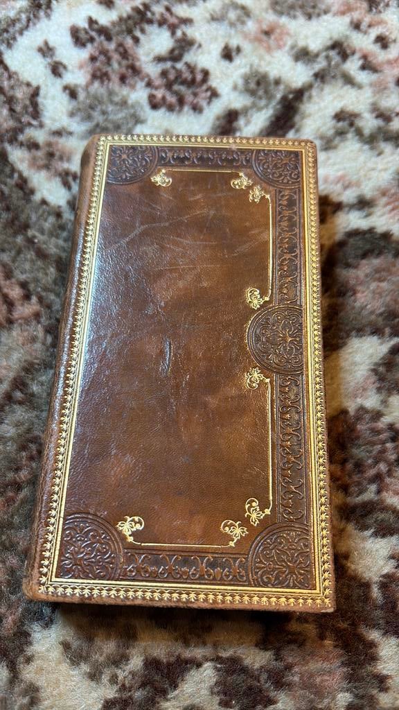 Missaal kerkboek 1922 mooi afgewerkt goud glimmend lijnen, Verzamelen, Ophalen of Verzenden, Zo goed als nieuw