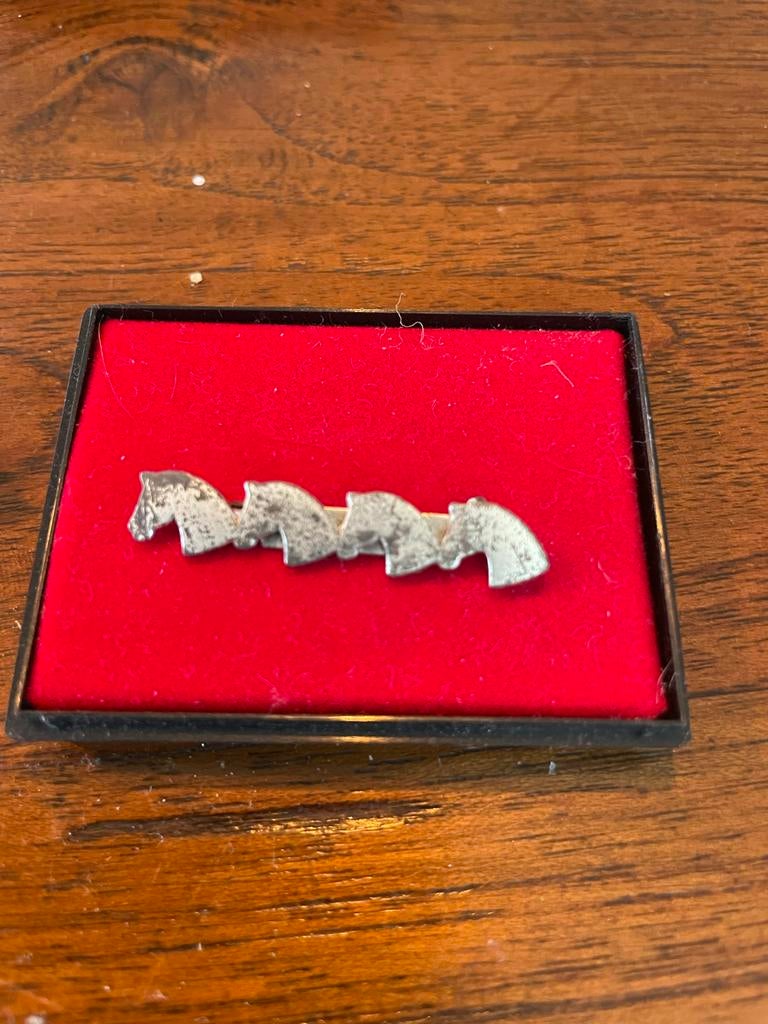 Vintage Plastron Speldje met Paarden, Sieraden, Tassen en Uiterlijk, Broches, Ophalen of Verzenden, Gebruikt, 4 tot 7 cm, Zilver