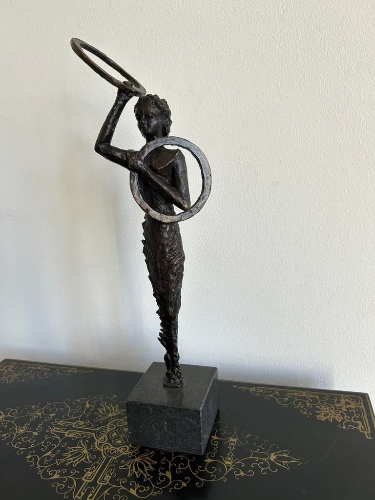 Bronzen beeld: Meisje met ringen, Antiek en Kunst, Ophalen of Verzenden