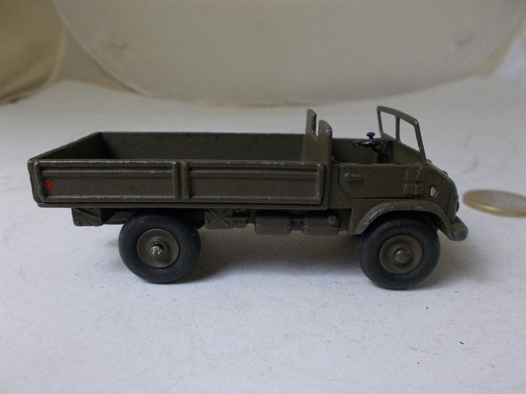 1961 Dinky Toys 821 MERCEDES UNIMOG (Repainted) -D-., Hobby en Vrije tijd, Modelauto's | 1:43, Ophalen of Verzenden, Gebruikt