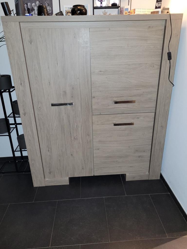 Mooie kast met veel opbergruimte - 135x51x158 cm, Huis en Inrichting, Kasten | Dressoirs, Gebruikt, 100 tot 150 cm, 50 tot 75 cm
