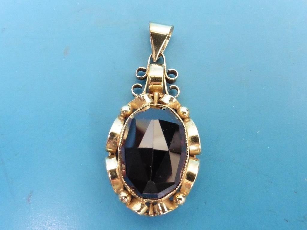 Gouden hanger met granaat                                 G1