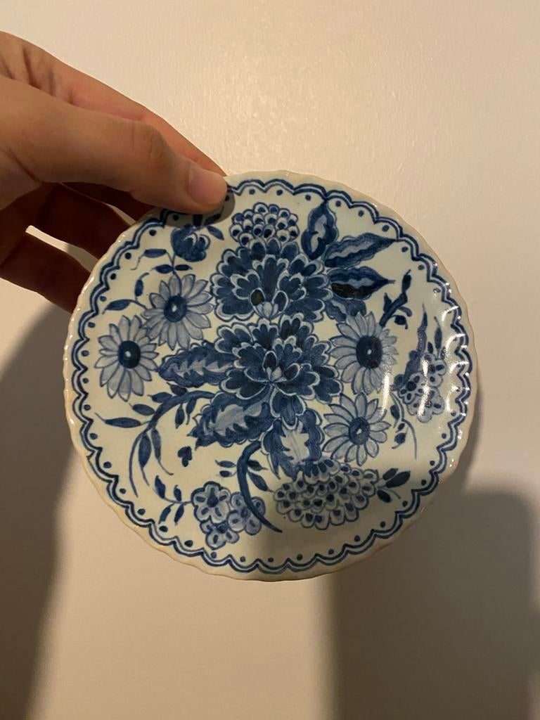 Delfts blauw wandbordje met bloemen, Antiek en Kunst, Antiek | Wandborden en Tegels, Ophalen of Verzenden