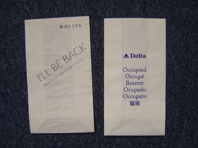 2 luchtvaart waste bag, afval zakje, kotszak Delta Airlines, Verzamelen, Luchtvaart en Vliegtuigspotten, Ophalen of Verzenden