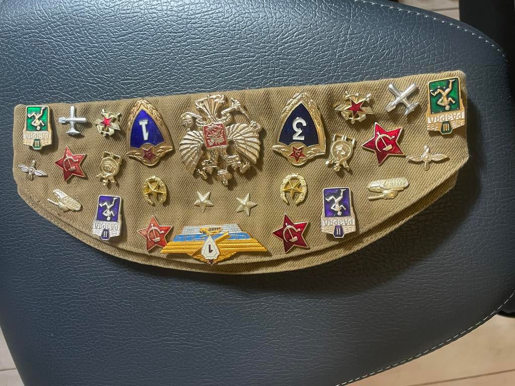 Baret vol met emblemen, Verzamelen, Ophalen of Verzenden, Landmacht, Nederland, Embleem of Badge