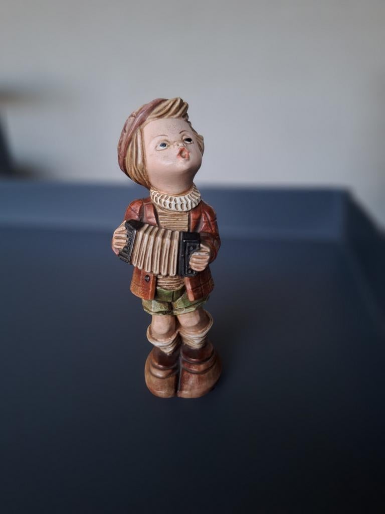 Vintage beeldje van jongen met accordeon, 14 cm, Antiek en Kunst, Ophalen of Verzenden