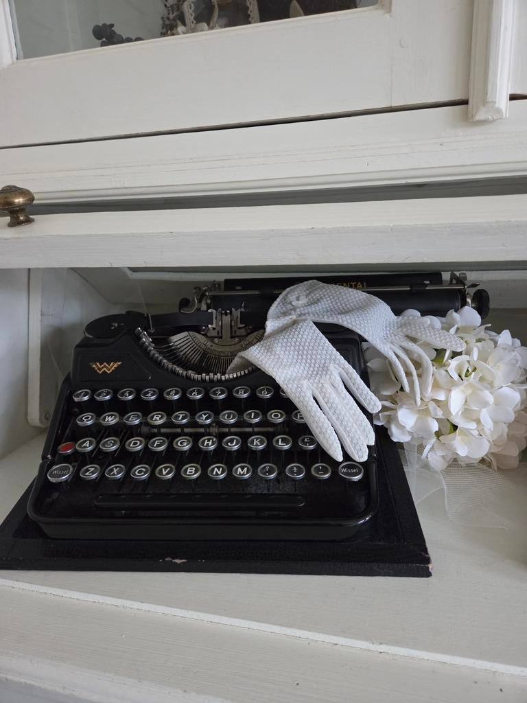 Continental typemachine, popje, krans en handschoenen, Diversen, Typemachines, Ophalen of Verzenden