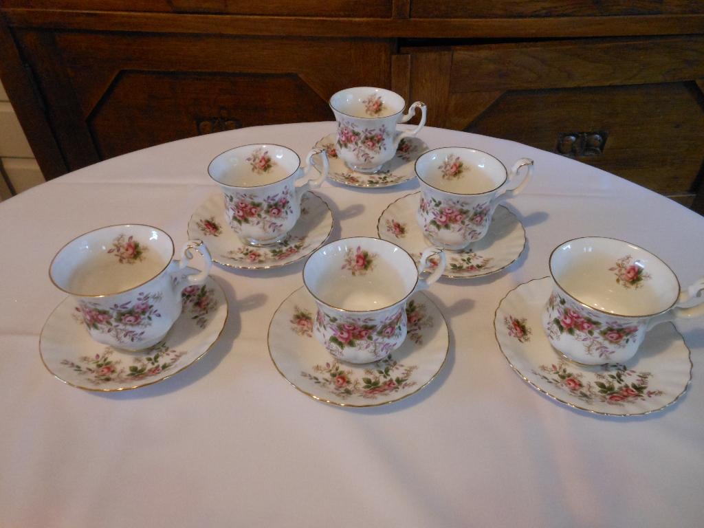 Royal Albert Lavender rose kop en schotels, Verzamelen, Porselein, Kristal en Bestek, Ophalen of Verzenden, Zo goed als nieuw