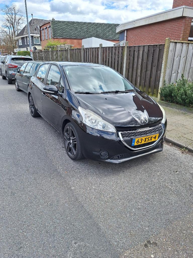Peugeot 208 1.2 VTi 82PK 5D 2012 Zwart, Auto's, Voorwielaandrijving, 31 €/maand, 1199 cc, Zwart
