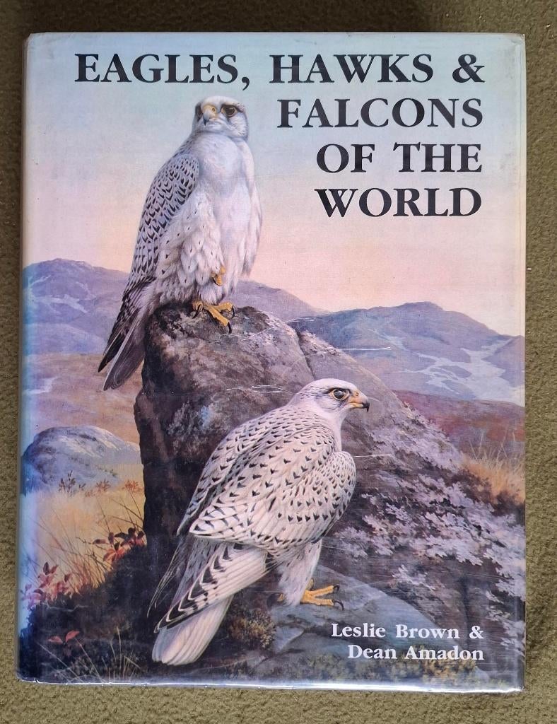 Eagles. hawks & falcons of the world - Brown en Amadon, Gelezen, Diverse auteurs, Ophalen of Verzenden, Vogels