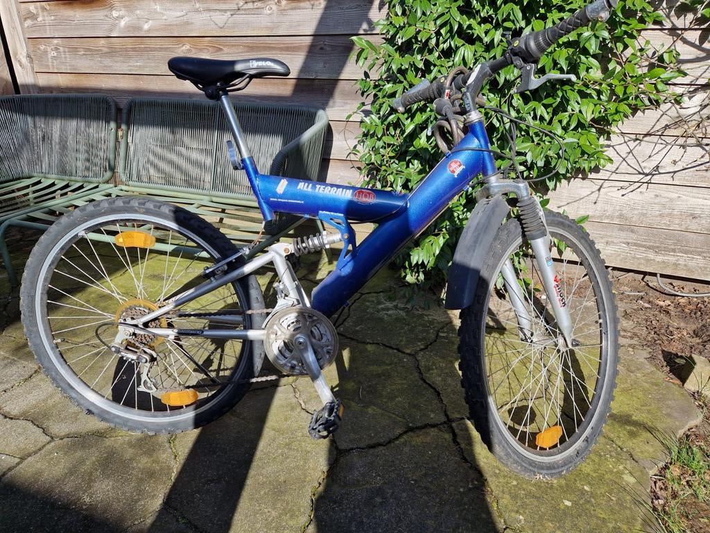 Blauwe mountainbike met vering, Ophalen