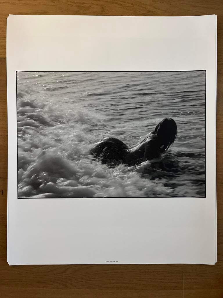 Zwart-wit foto 'Playa Granada 1982' - Vrouw in golven, Ophalen of Verzenden