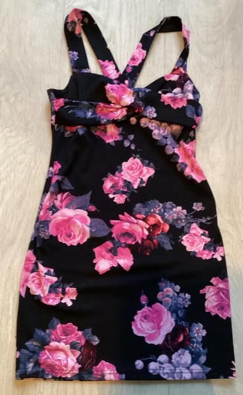 Zwarte jurkje maat M van Shein met rozenprint, Maat 38/40 (M), Zwart, Ophalen of Verzenden, Zo goed als nieuw