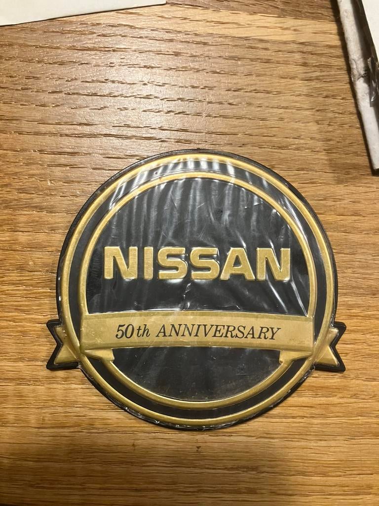 Vintage nissan grillembleem nos badge datsun bordje, Ophalen of Verzenden, Zo goed als nieuw, Auto's