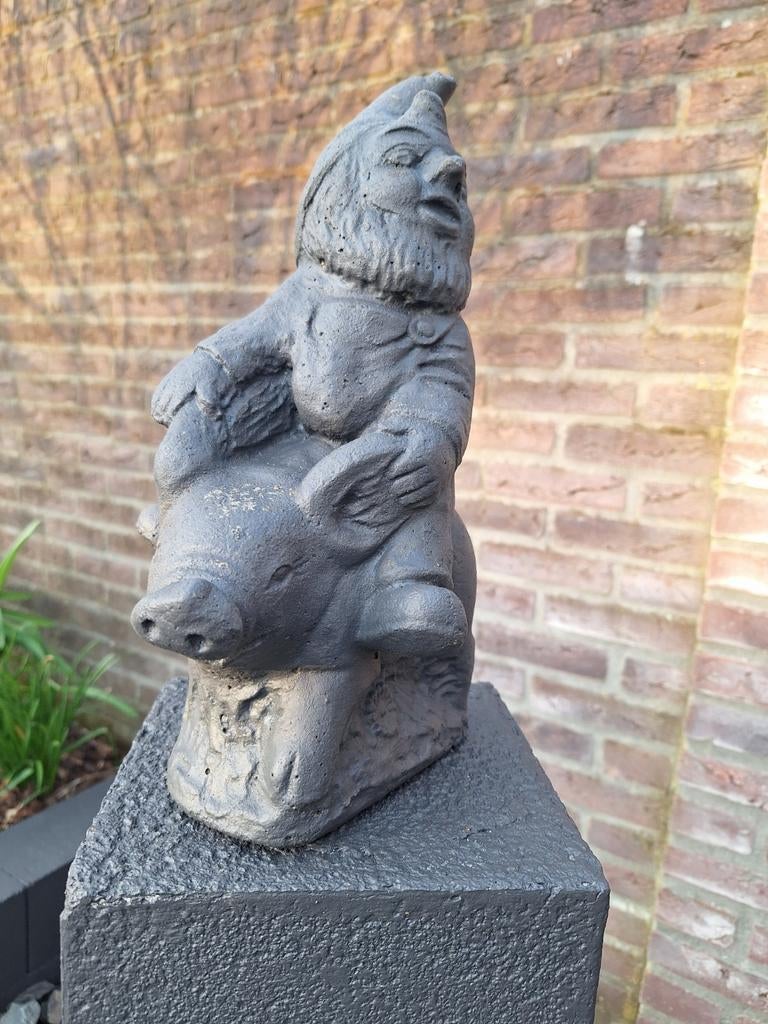 Tuinkabouter Vijverornament: Kabouter op Varken (Antraciet), Tuin en Terras, Ophalen