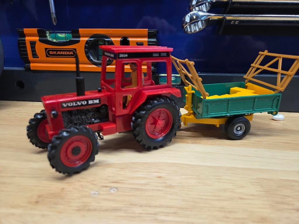 Volvo BM 2654 Britains 1:32 met aanhanger, Ophalen of Verzenden, Zo goed als nieuw, Tractor of Landbouw, Britains
