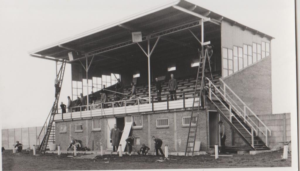 1956 / 1957 VOETBAL wormerveer QSC tribune bijna gereed, Ophalen of Verzenden, Zo goed als nieuw, Overige sporten, Overige typen