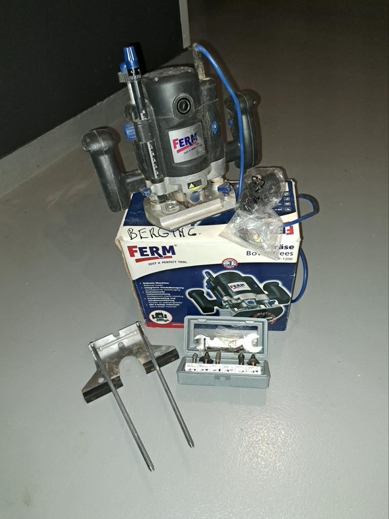 Ferm bovenfrees met geleider en diverse frezen, Doe-het-zelf en Verbouw, Gereedschap | Freesmachines, Ophalen