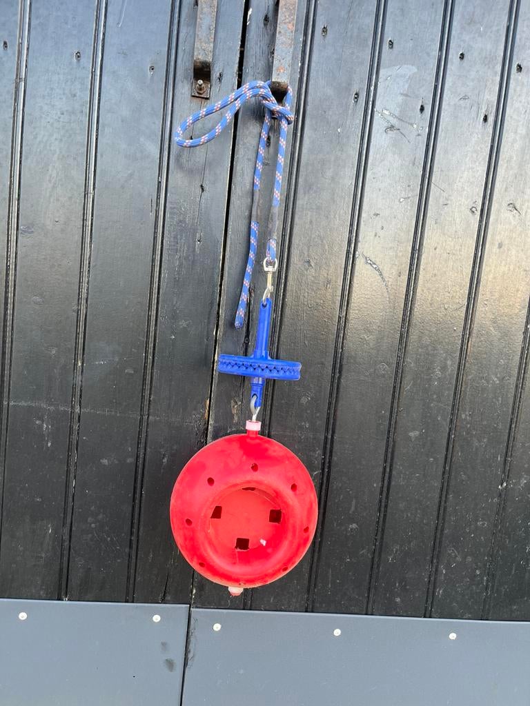 Likit houder + bal, Dieren en Toebehoren, Paarden en Pony's | Overige Paardenspullen, Ophalen of Verzenden, Zo goed als nieuw