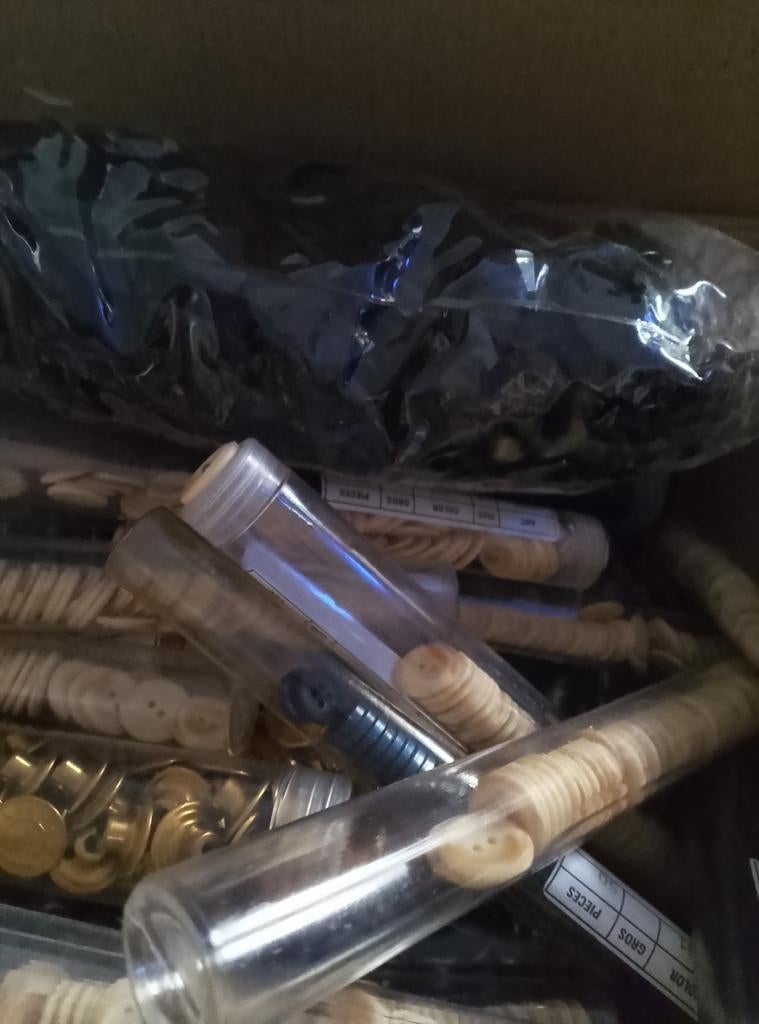 Ganze doos vol knopen, Hobby en Vrije tijd, Ophalen, Knoop of Knopen