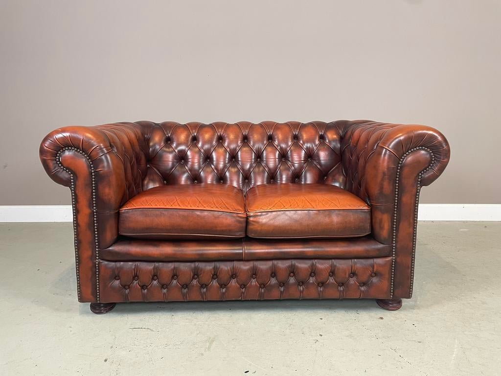 Originele Engelse Chesterfield 2 zits bank Springvale ZGAN, Ophalen, Zo goed als nieuw, Leer