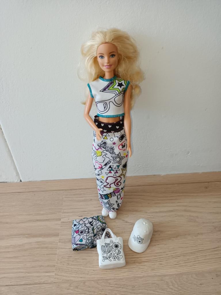 Diversen barbie poppen en T.V meubel, Ophalen, Gebruikt, Barbie