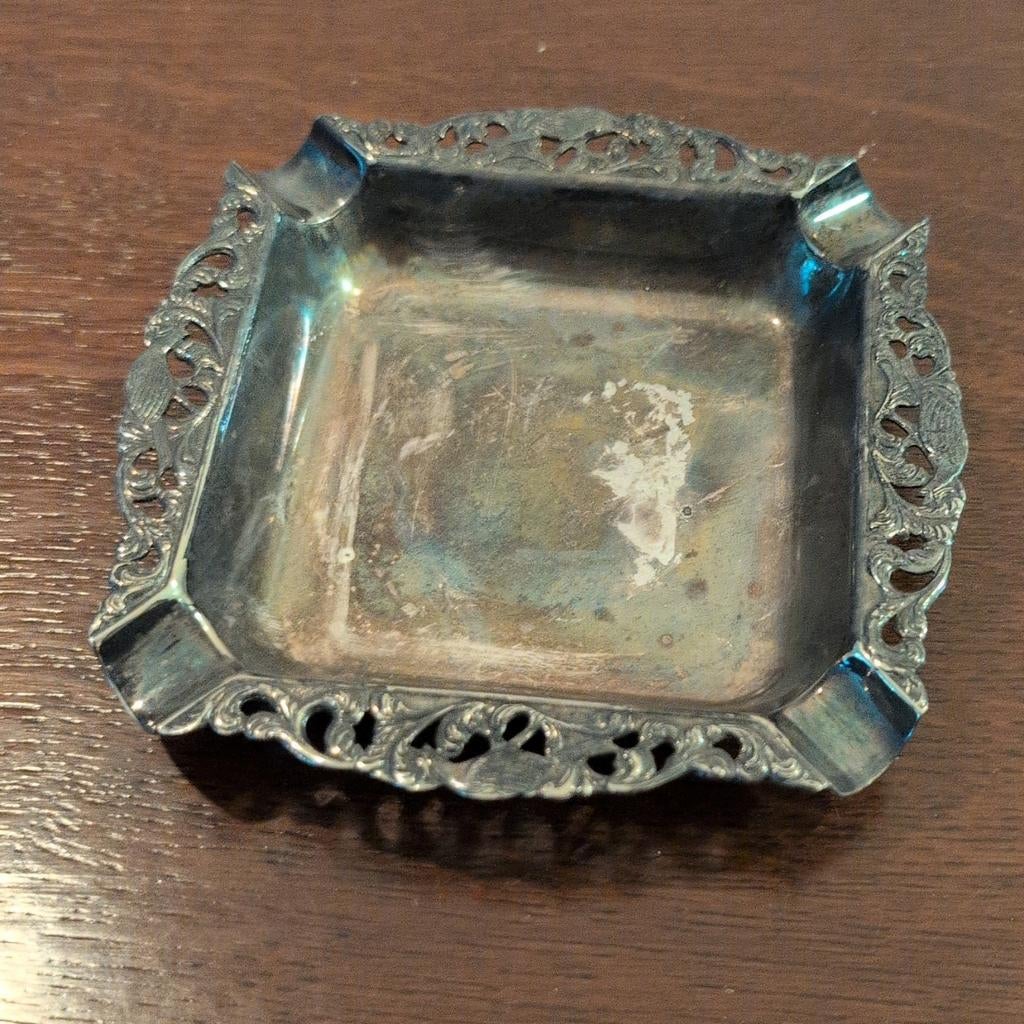 Verzilverde asbak, Ophalen