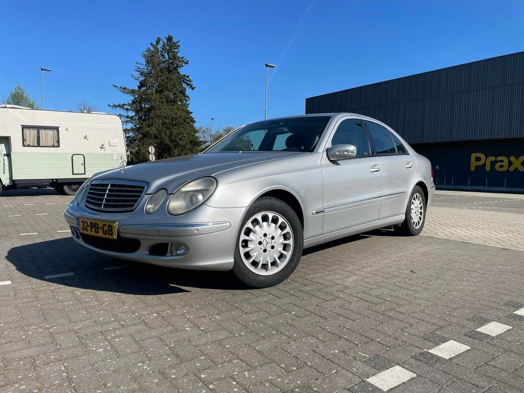 Mercedes-Benz E-Klasse 2.6 E240 Sedan AUT 2004 Grijs, Auto's, Automaat, Achterwielaandrijving, 2597 cc, 1505 kg