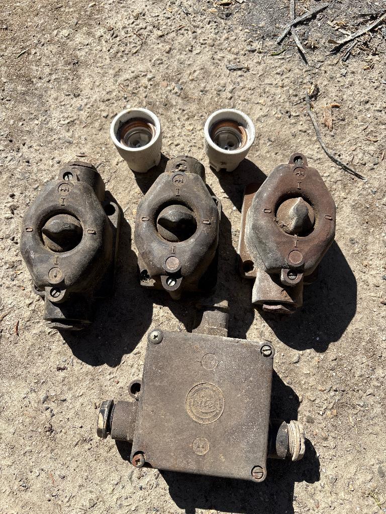 Oude antieke schakelaars en lasdoos bakeliet, Ophalen of Verzenden, Gebruikt, Schakelaar