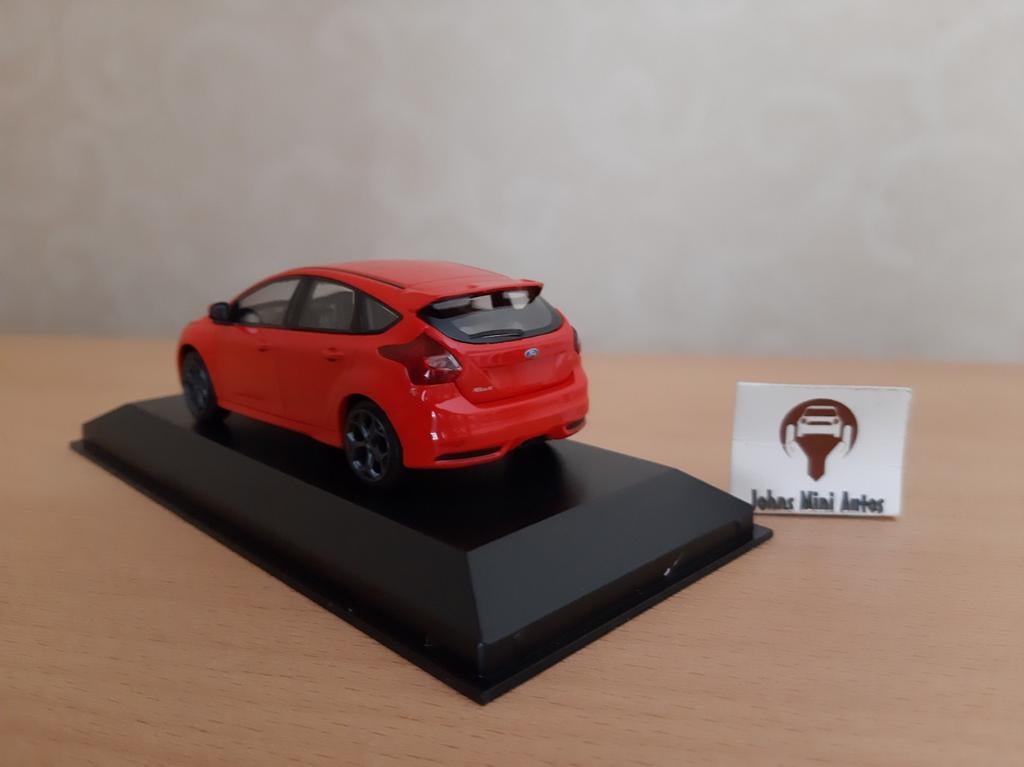 Ford Focus ST 2011 Racing Red van Maxichamps 1:43, Overige merken, Auto, Nieuw, Ophalen of Verzenden