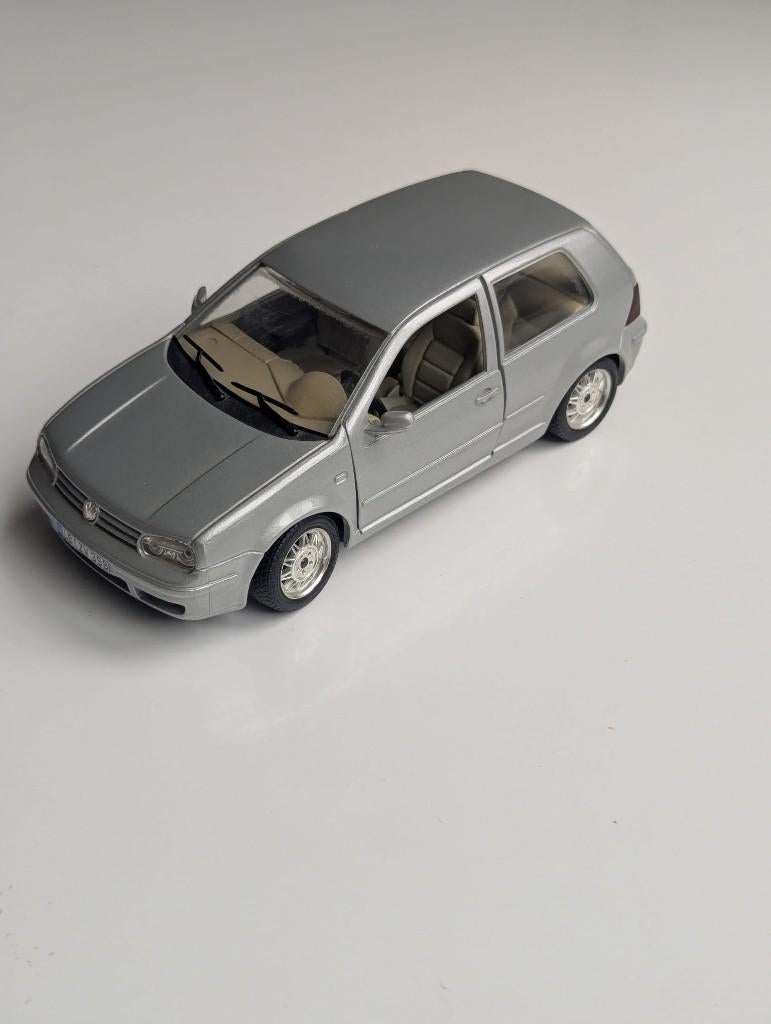 Volkswagen Golf (1998) 1:24 Modelauto van Bburago, Hobby en Vrije tijd, Modelauto's | 1:24, Ophalen of Verzenden, Gebruikt, Auto