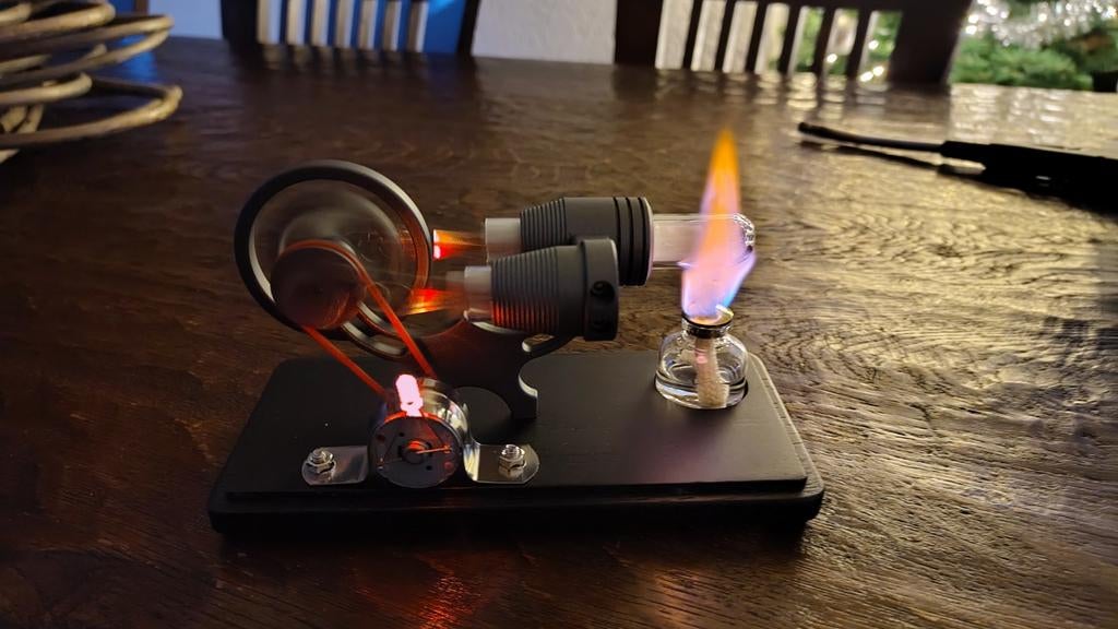 Stirlingmotor met LED-verlichting is geen  wilesco stoommach, Ophalen of Verzenden, Zo goed als nieuw