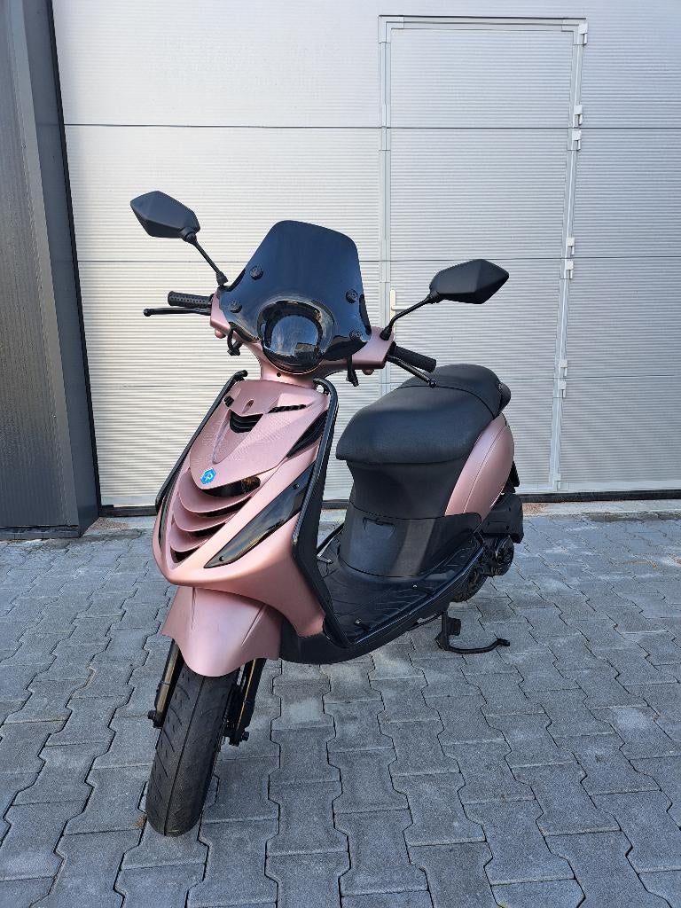 Piaggio Zip 4T Scooter Mat Lichtroze FULL OPTION (BROM), Overige modellen, Maximaal 45 km/u, N.V.T., Zo goed als nieuw