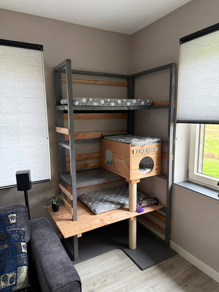 Katten speeltoren, krabpaal, slaapplek, Ophalen, Zo goed als nieuw