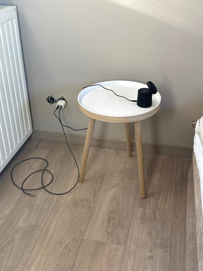 Twee nachtkastjes met wit blad en houten poten, Ophalen, Gebruikt, Minder dan 45 cm, 55 tot 70 cm