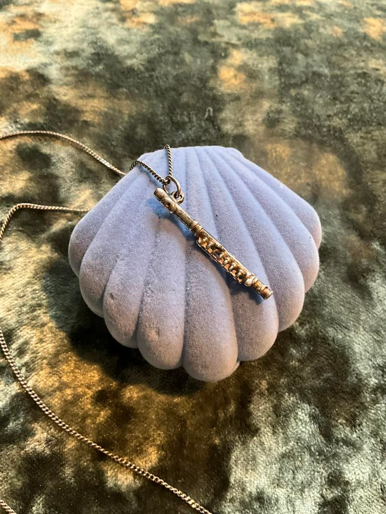 Zilveren ketting met 925 zilveren bedel hanger dwarsfluit, Met hanger, Ophalen of Verzenden, Zo goed als nieuw, Zilver