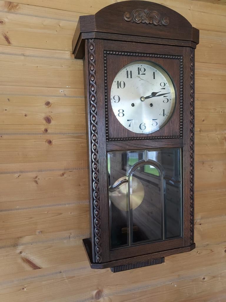 Oude klassieke klok, loopt en slaat goed, Ophalen