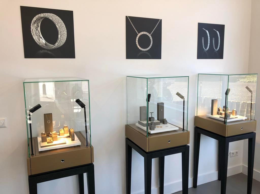 Luxe vitrines afsluitbaar en elektronisch te openen, Huis en Inrichting, Kasten | Vitrinekasten, Ophalen, Gebruikt, 100 tot 150 cm