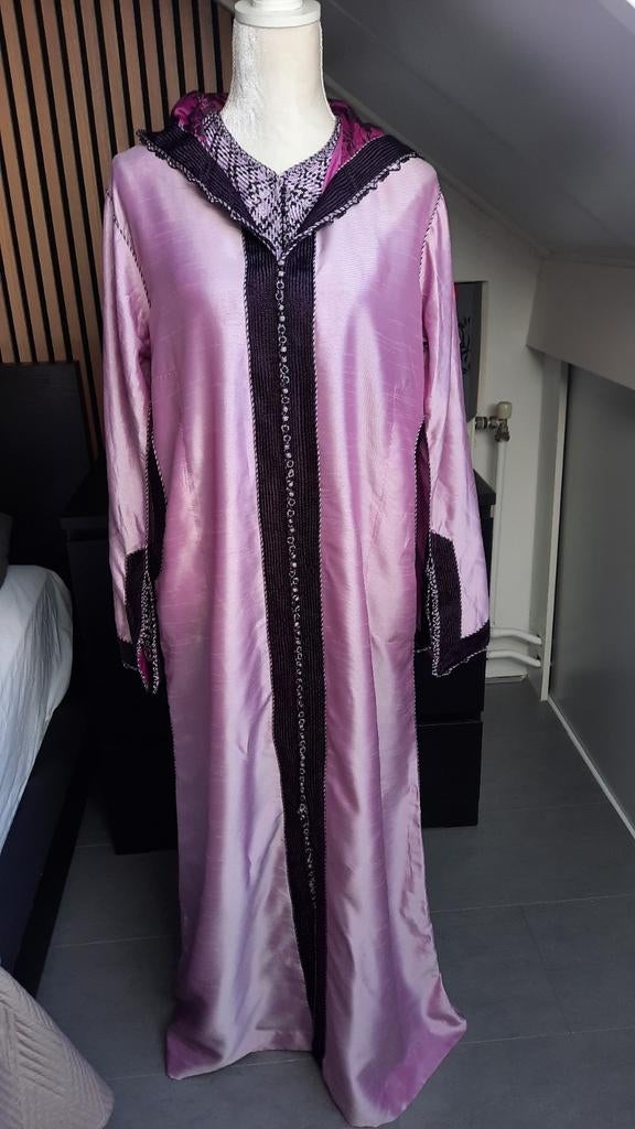 Mooie lila jelaba met aubergine onderjurk, Ophalen of Verzenden, Nieuw, Paars, Onder de knie
