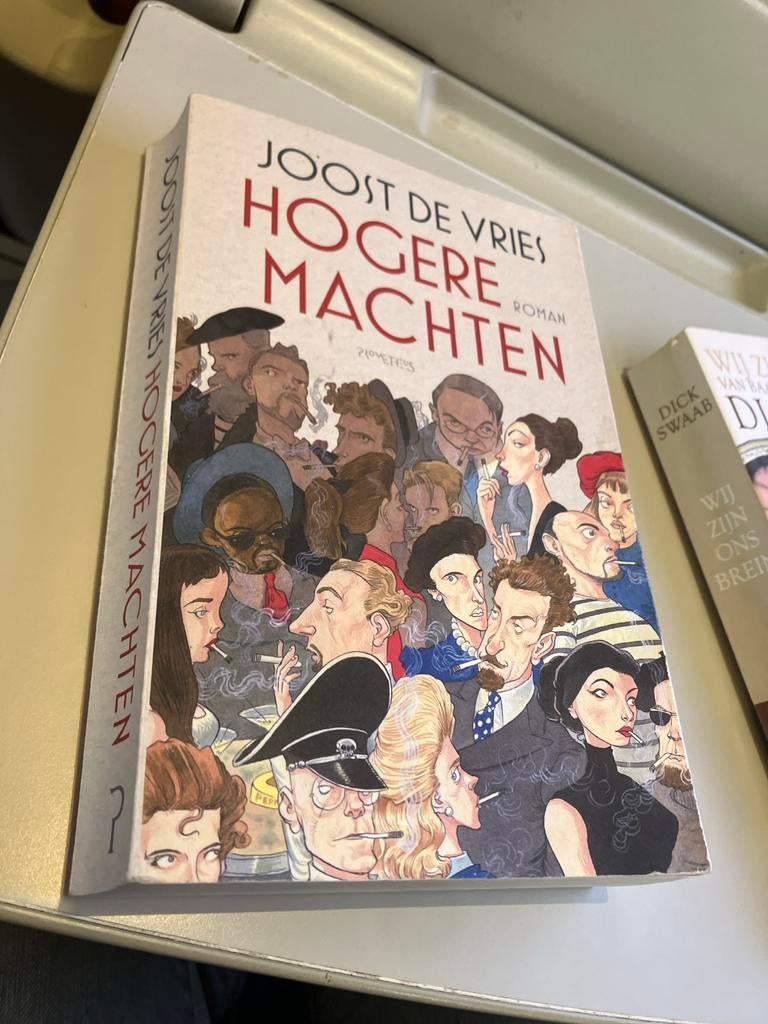 Joost de Vries - Hogere Machten (Roman), Boeken, Ophalen of Verzenden, Zo goed als nieuw, Nederland