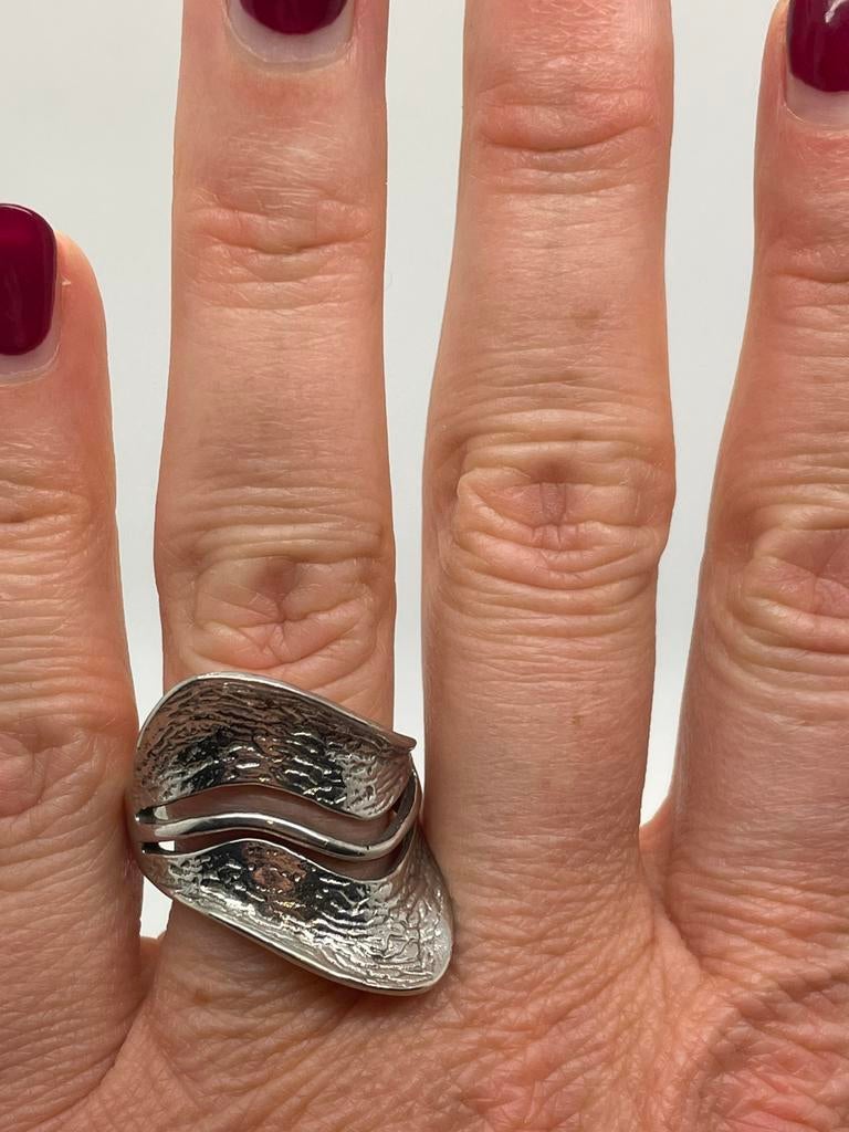 C853 Prachtige zilveren modernist ring maat 19, 19 tot 20, Ophalen of Verzenden, X, Dame