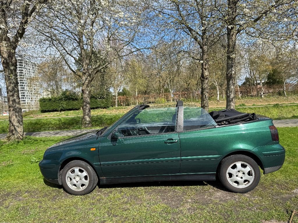 Uit familie bezit: Golf 1.8 Cabriolet 1999, APK 26-4-'27, Stof, 74 pk, Zwart, 4 cilinders