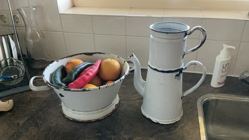 Oud wit emaille koffiepot en vergiet, Ophalen