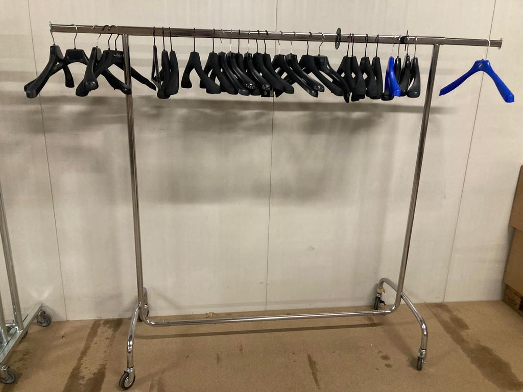 Kledingrek.  Br.  150/30:30.  Hoog 155 cm, Ophalen, Met wielen, Gebruikt