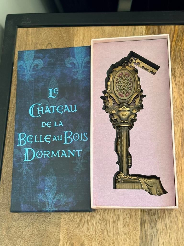 Disney limited jumbo exclusive castle key, Verzamelen, Ophalen of Verzenden, Overige figuren, Zo goed als nieuw