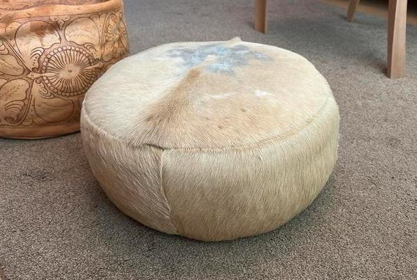 Dieren haar poef crème, Huis en Inrichting, Banken | Voetenbanken en Poefen, Ophalen, Minder dan 50 cm, Gebruikt, Rond